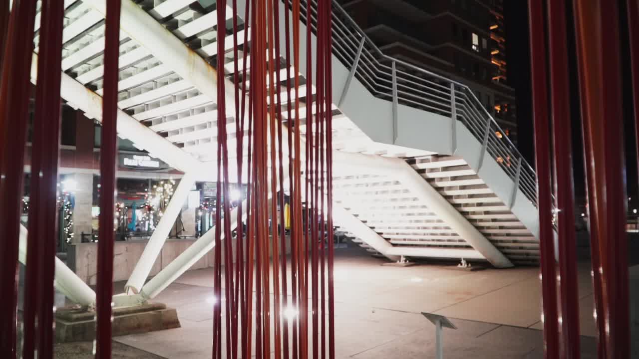 área del puente del milenio del centro de denver en la época navideña