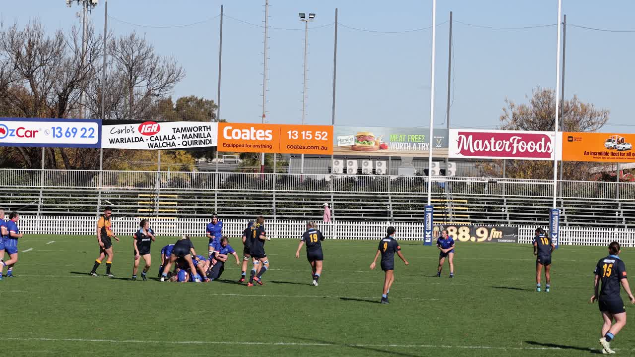 은 날의 역동적인 럭비 게임 액션