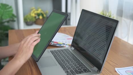 디지털 태블릿 패드 디바이스를 사용하는 창의적인 아시아 여성, 컴퓨터 노트북을 사용하여 컬러 차트 플 인테리어 디자인, 현대 사무실 작업 공간 책상.