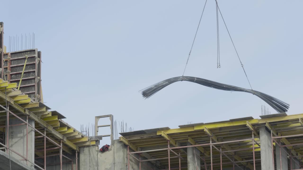 barras de refuerzo de elevación de grúas en el sitio de construcción