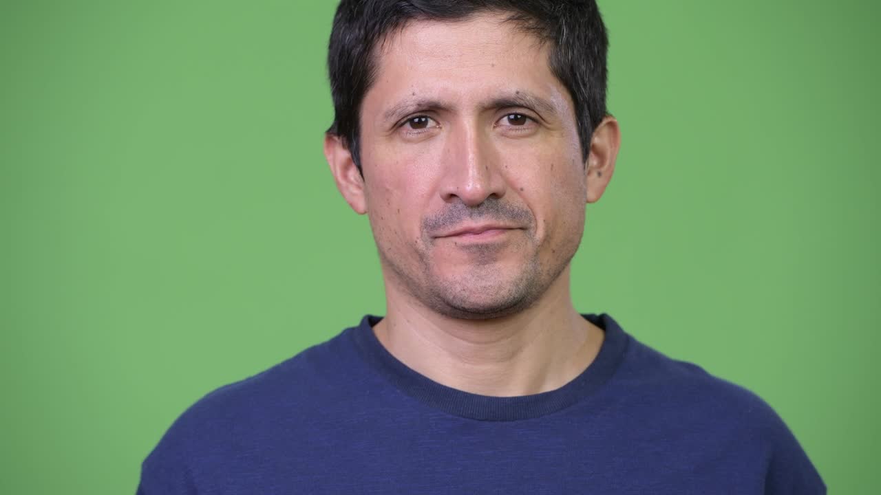 Uomo ispanico che si copre gli occhi, come nel concetto delle tre scimmie sagge
