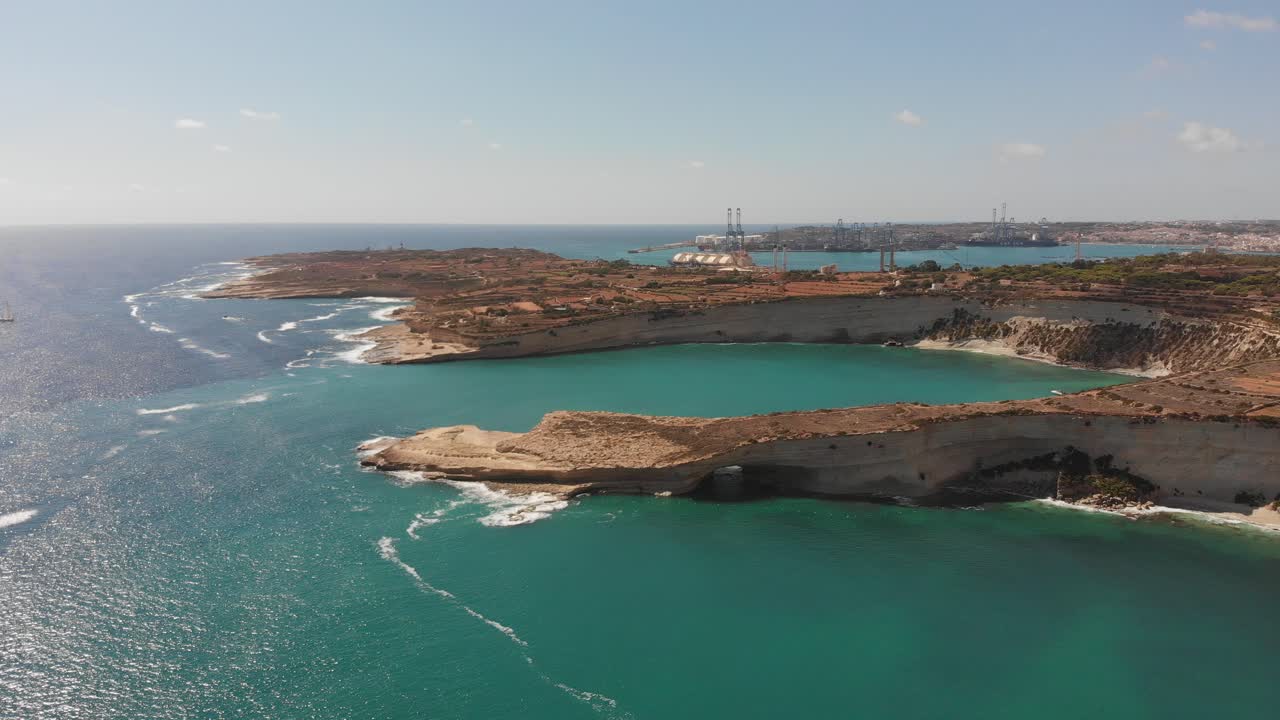 video aéreo de drones del este de malta, área de marsaxlokk, bahía de il-hofra l-kbira