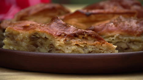 cerrar vista de ángulo bajo de baklava casero en la mesa