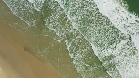 Vista-Superior-Aérea-De-Las-Olas-Rompen-En-La-Playa-De-Arena-Tropical