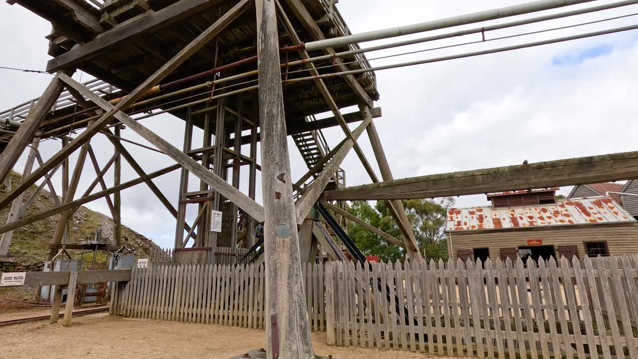 은 하늘과 시골 환경으로 발라라트의 주권 언덕에 있는 목조 광산 구조물을 보여주는 비디오