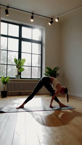 mujer practicando yoga y meditación en casa