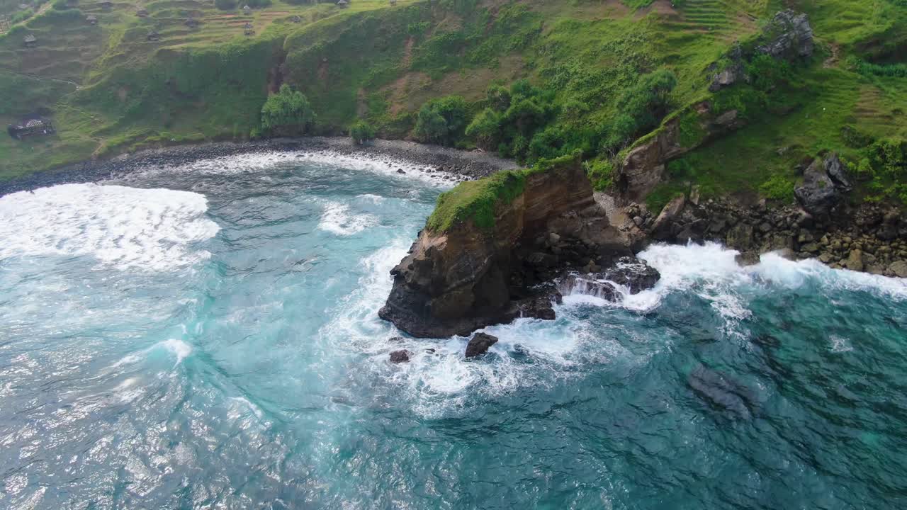 panorama aéreo pequeña bahía y roca golpeada por una ola oceánica en la costa de java indonesia