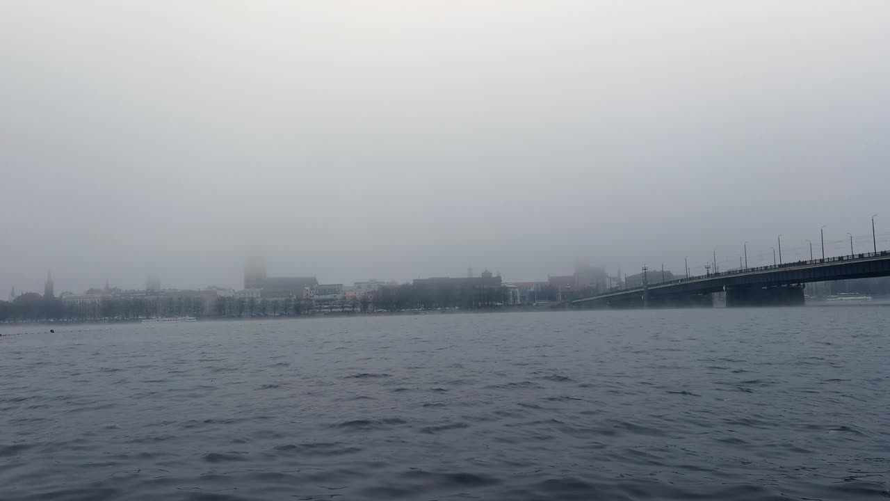 강 반대편에서 도시의 전망