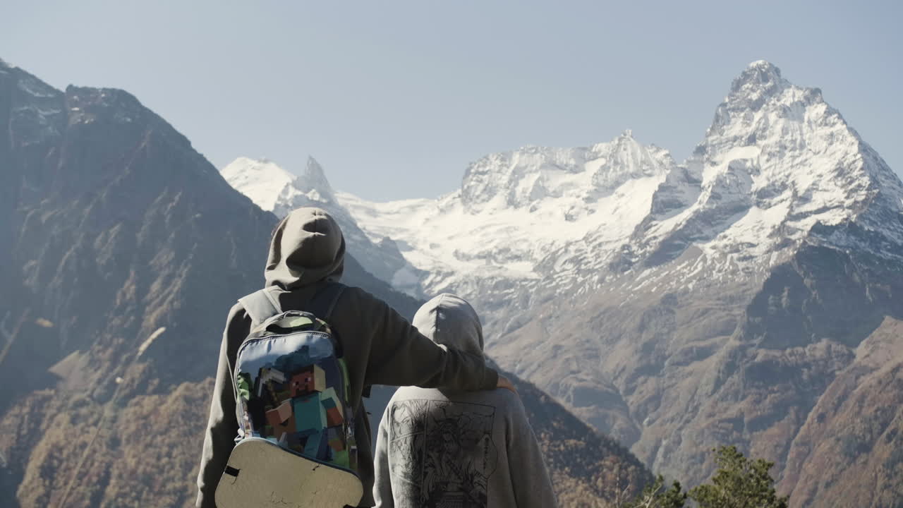amigos caminando en las montañas
