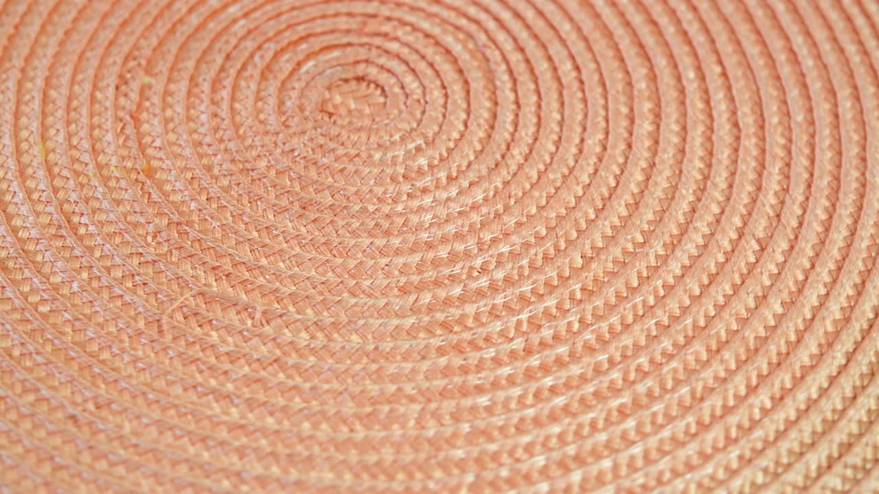 Centrino arancione chiaro che ruota nell'inquadratura