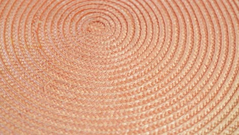 el pañuelo naranja claro girando en el marco
