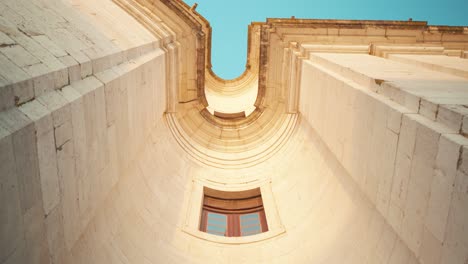 ventanas detalladas de la fachada del panteón nacional de la antigua catedral de lisboa al amanecer con movimiento deslizante 4k