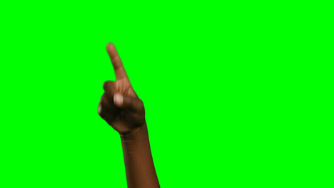 persona haciendo un gesto de la mano contra el fondo de la pantalla verde