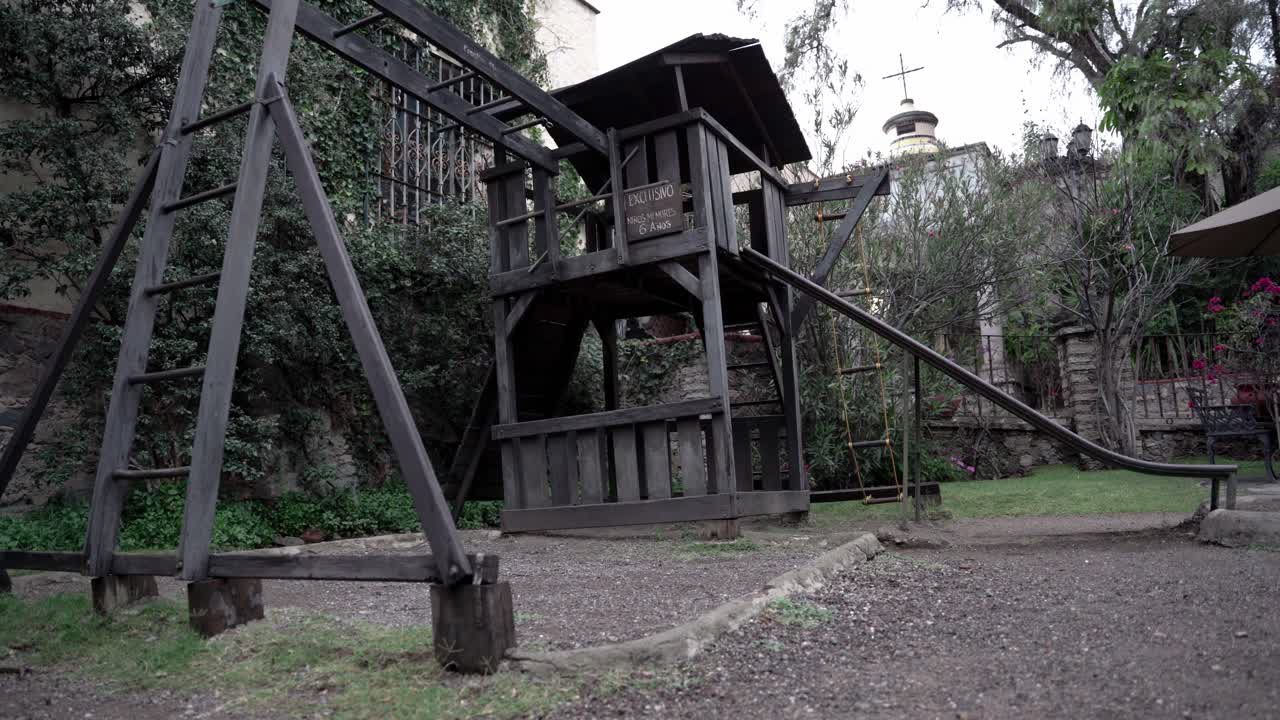 un tobogán en el patio de recreo