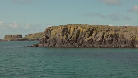 Toma-De-Establecimiento-Lento-Alrededor-De-Las-Islas-Deshabitadas-Dentro-De-Las-Islas-Treshnish.