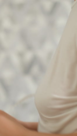 mujer en la parte superior participa en el ejercicio en la cinta de correr. entusiasta del deporte mantiene un estilo de vida consciente de la salud a través de movimientos corporales en casa en cámara lenta