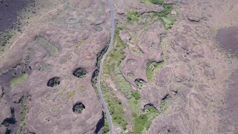 el camino hacia el lago profundo, pasa a través de impresionantes paisajes de escarpa.