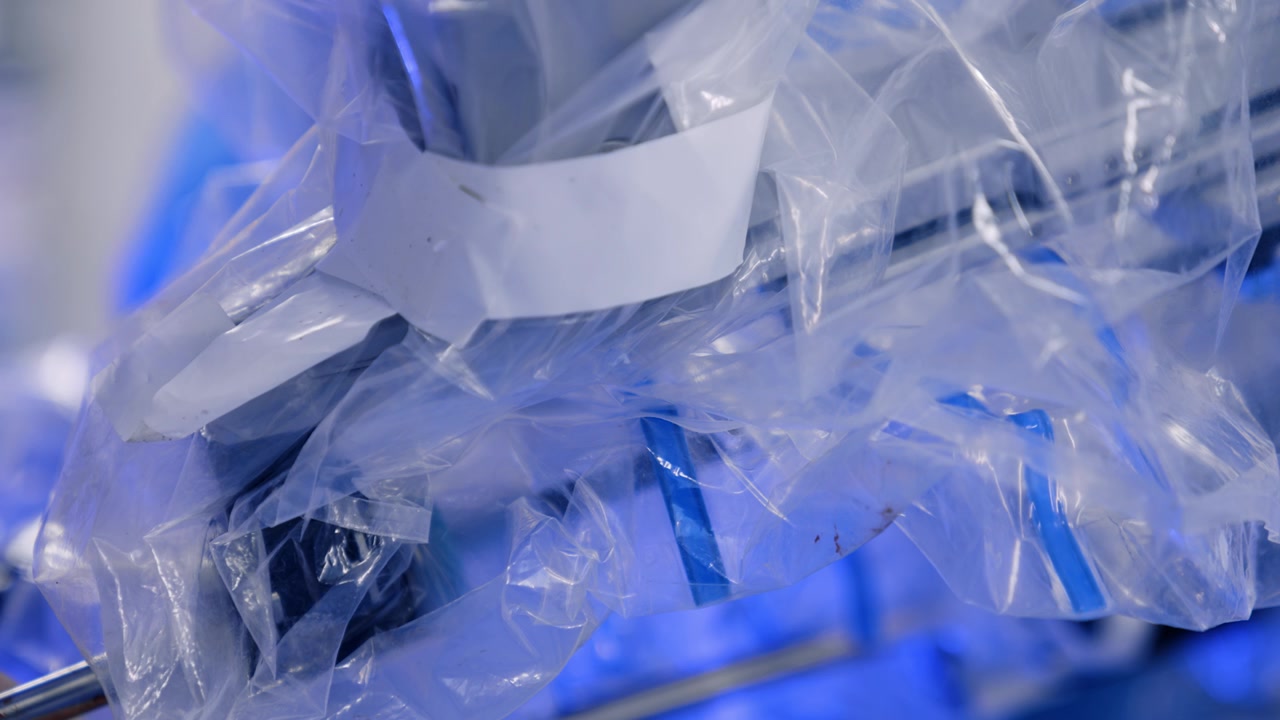 Plastica che copre il braccio robotico dell'attrezzatura futuristica. Primo piano. Chirurgo Da Vinci che esegue la procedura.