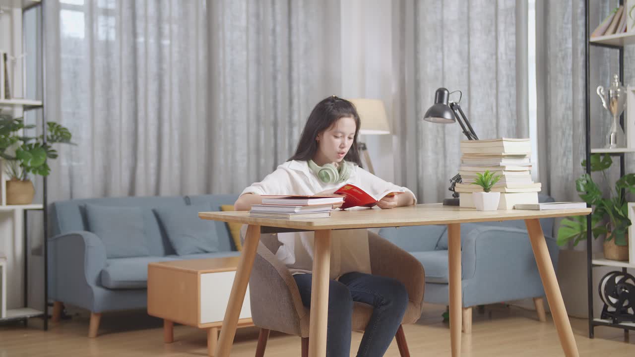 집에서 공부하는 소녀