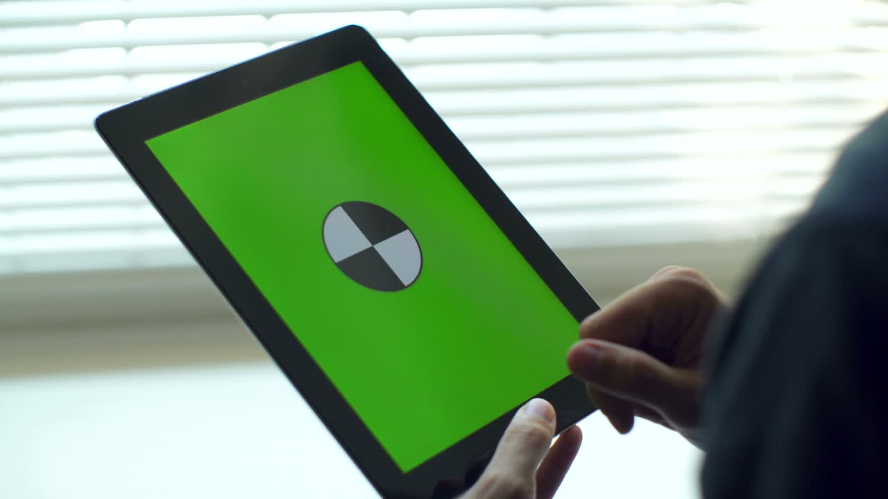 hombre usando tableta. tableta con pantalla verde