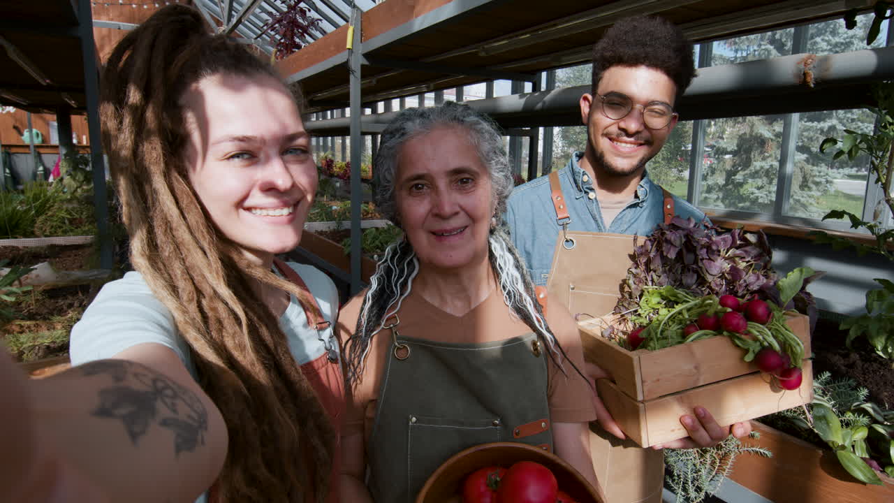 personas posando fotos de selfies en el interior