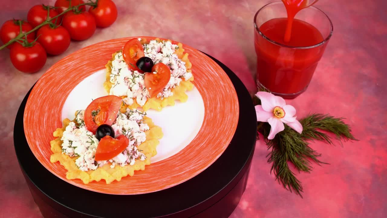 코티지 치즈,, 토마토 및 올리브와 함께 채식주의 샌드위치, 천천히 회전, 음료 컵에 토마토 주스를 부어, 분홍색 빛.