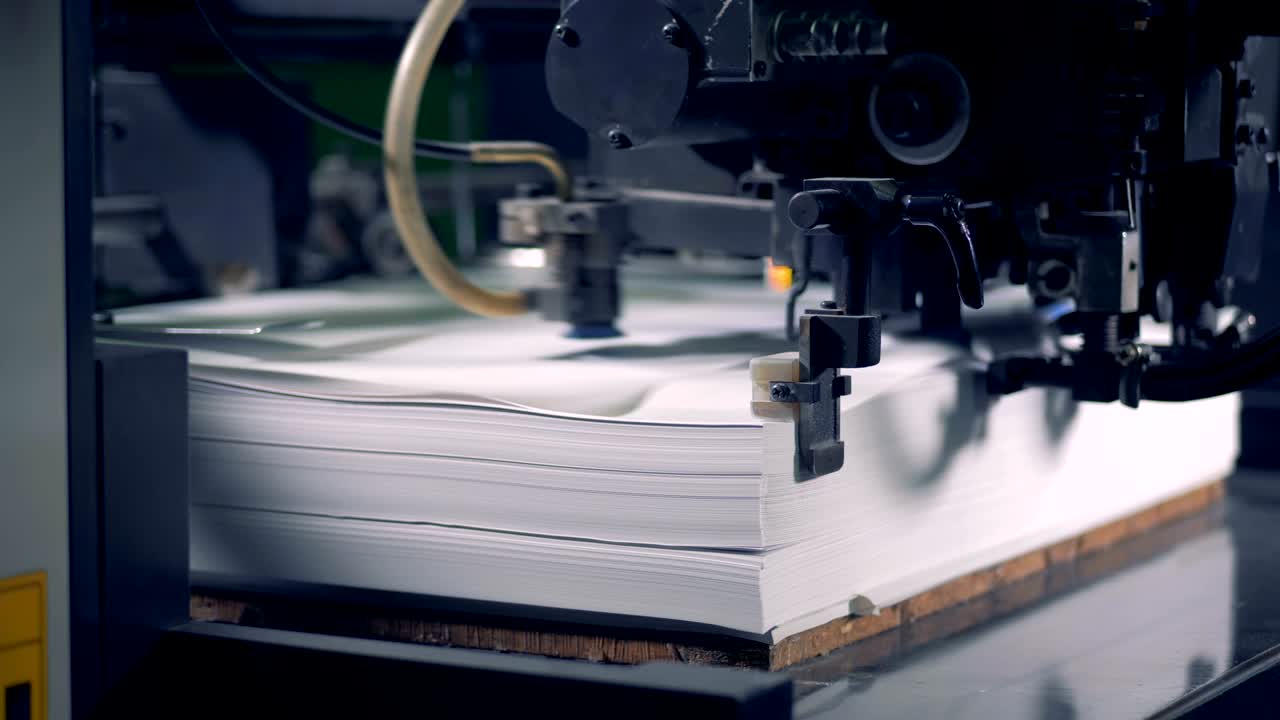 бумажные листы загружаются в офсетную печатную машину.
