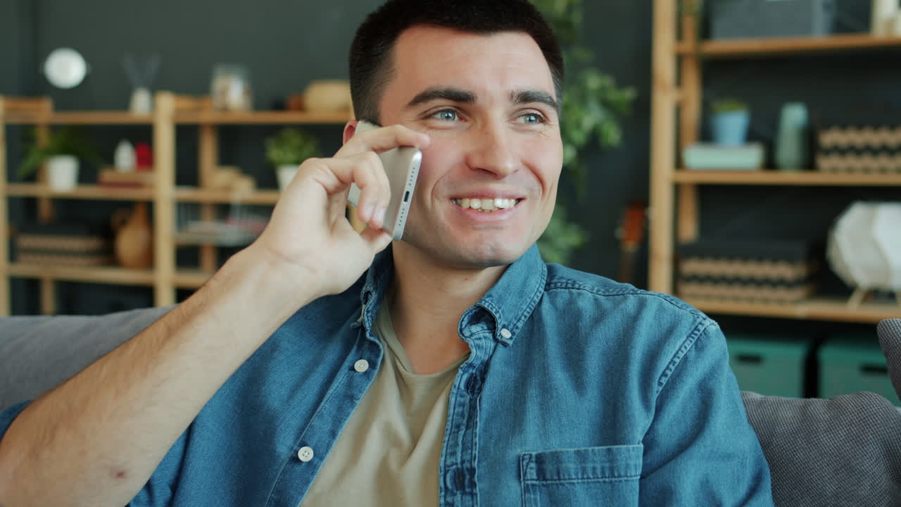 hombre hablando por teléfono.