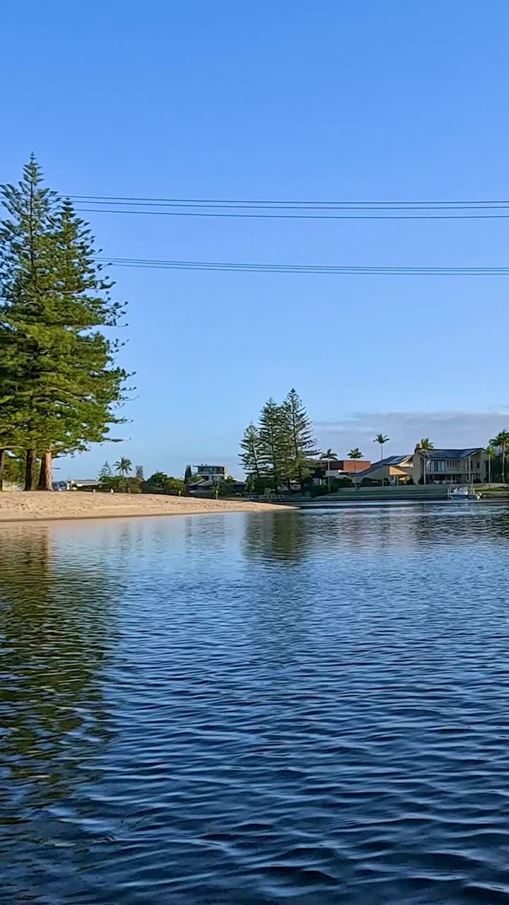 골드 코스트 운하를 가로질러 경치 좋은 보트 타기