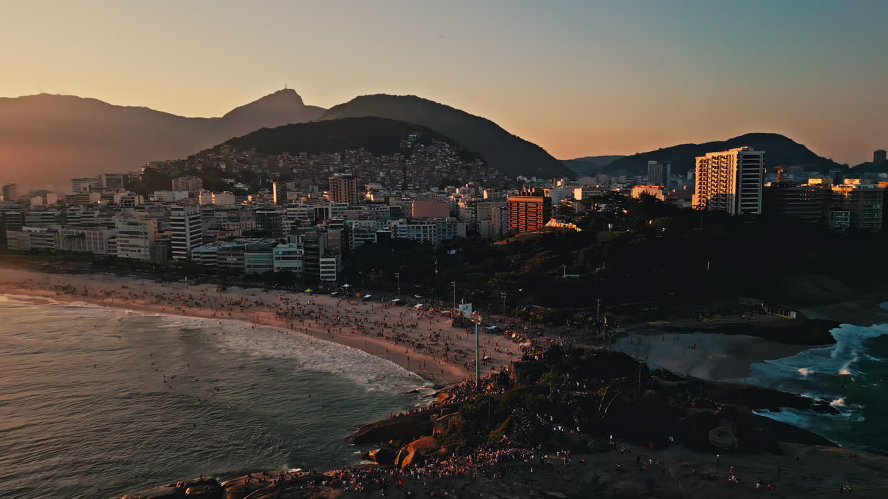 la playa de ipanema en río de janeiro, brasil américa del sur al atardecer amanecer viaje