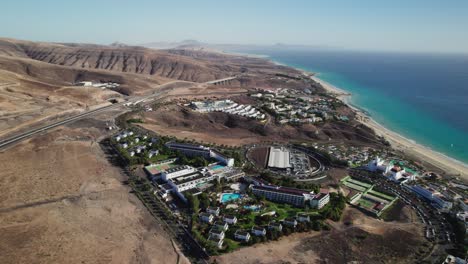 los centros turísticos costeros en fuerteventura, en contraste con los paisajes áridos, fotografía aérea