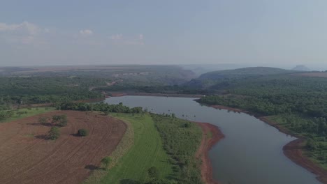 Fluss-Und-Damm-In-Brasilien-Zwischen-Wald-Und-Feldern