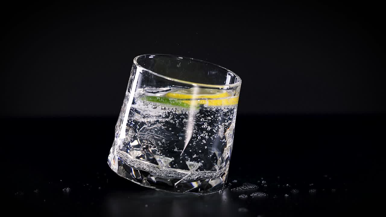 ginebra y tónico o agua con gas con limón y lima