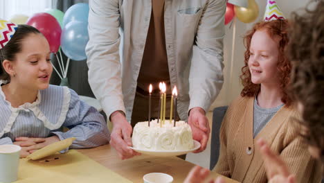 niña de cumpleaños soplando velas