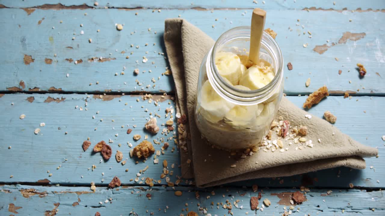 네이프킨 천 4k와 함께 항아리에 과일 시리얼