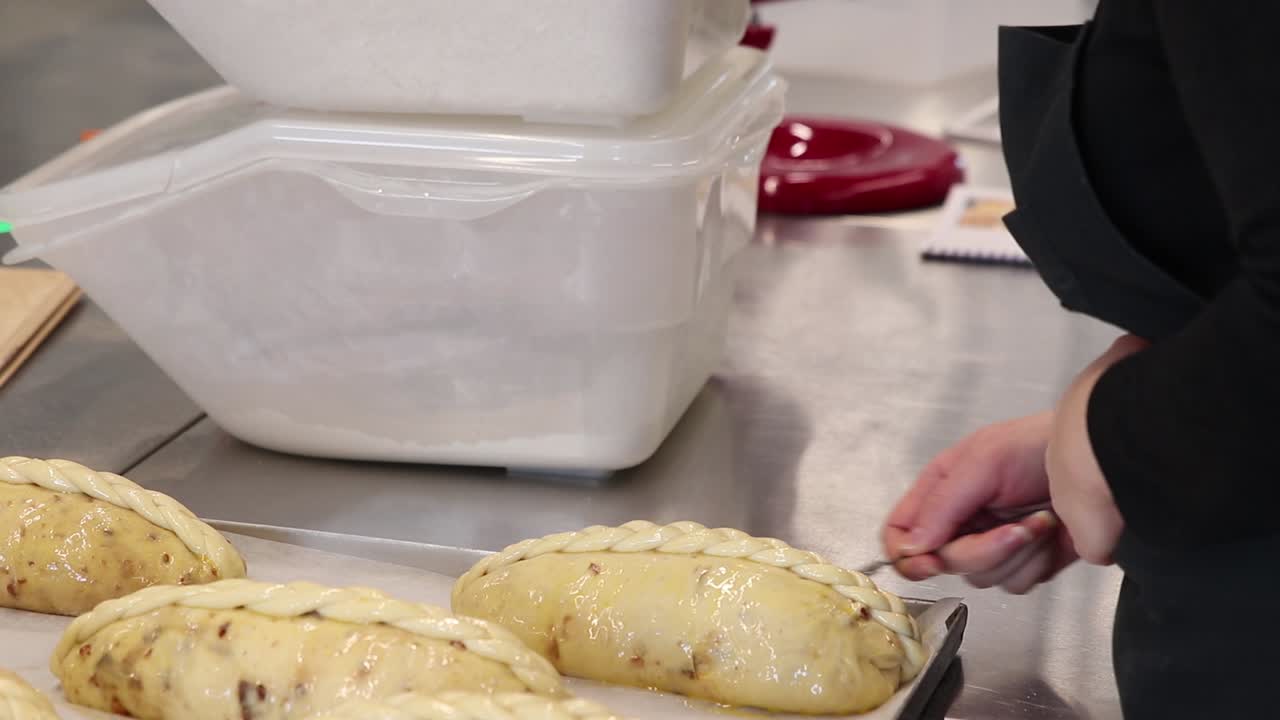 haciendo pan trenzado en una cocina comercial