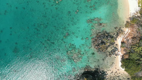 Vista-Aérea-De-La-Playa-Del-Paraíso-Tropical,-Volar-Sobre-El-Agua-Azul,-Palmeras,-Arena-Blanca-Y-Barcos