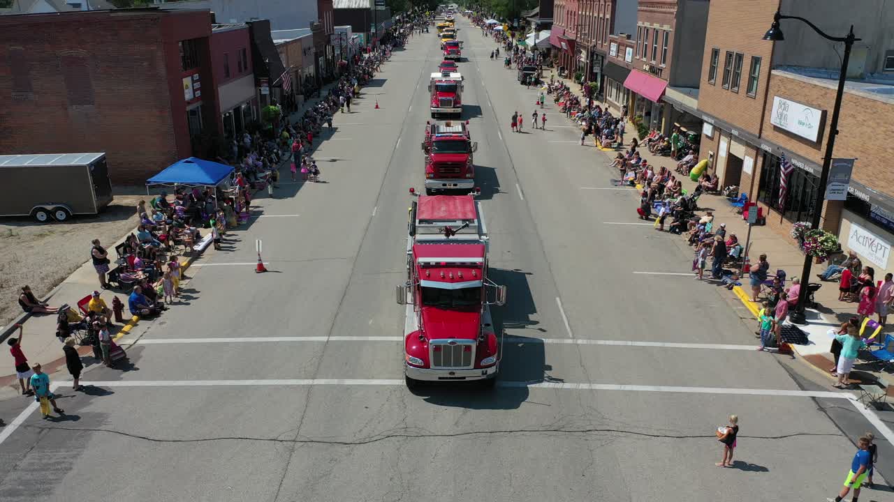 desfile de camiones de bomberos de una pequeña ciudad.