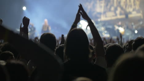 Multitud-Aplaudiendo-En-El-Concierto-Pop