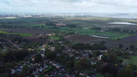campo de tierras de cultivo de cheshire turbinas de parques eólicos que generan energía verde renovable vista aérea descenso hacia adelante