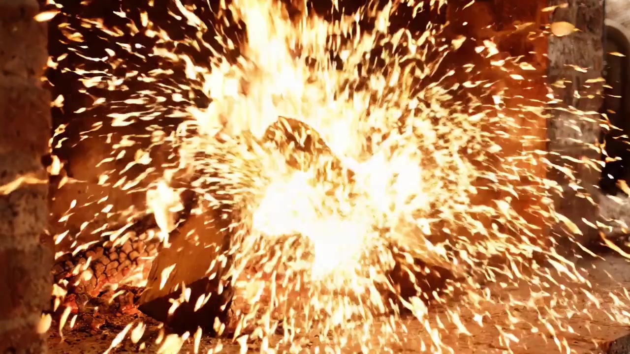 Fesselnde Flammen tanzen in einem gemütlichen Kamin, ein warmes Leuchten geht von den Holzscheiten und knisterndem Holz aus, was eine einladende Atmosphäre für Entspannung und Gemütlichkeit schafft