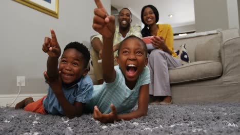 Familia-Viendo-Televisión-En-La-Sala-De-Estar-4k