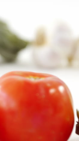 varias verduras crudas frescas sobre un fondo blanco