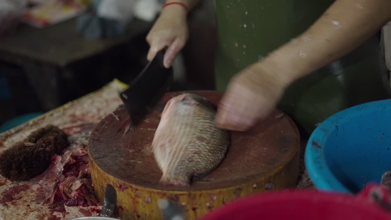 Fishmongers preparing fish at the market