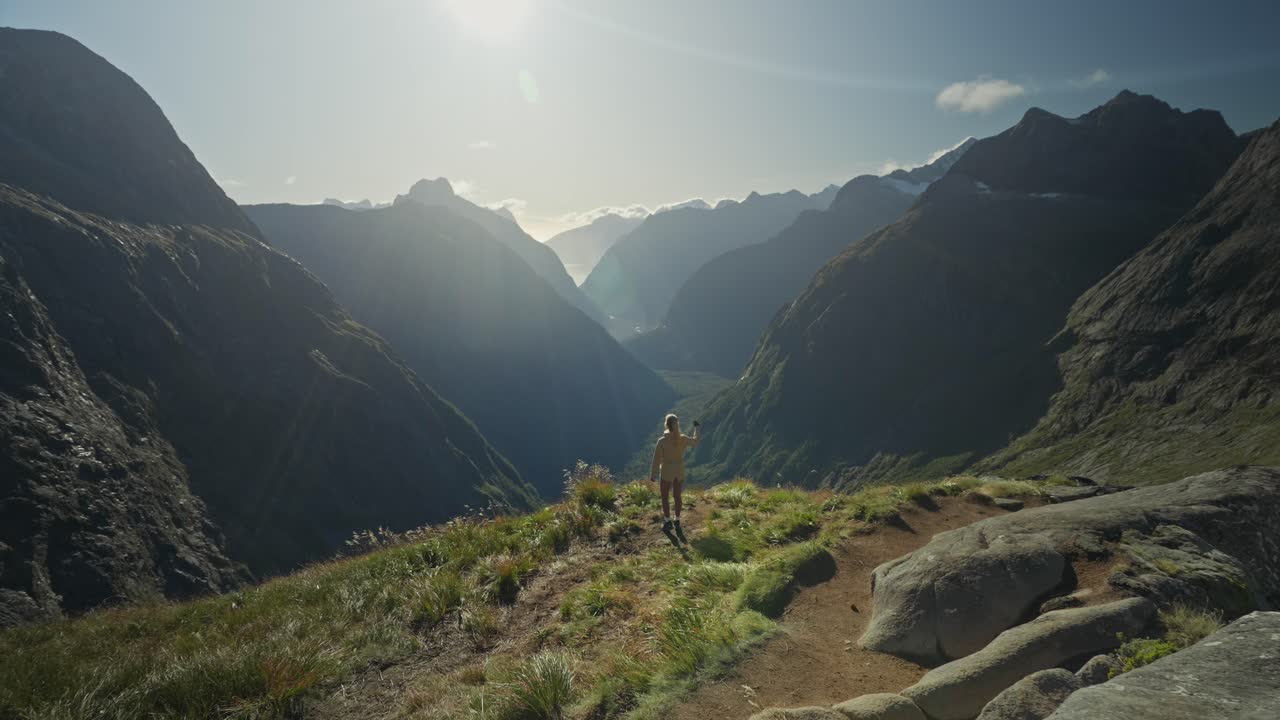 mujer llegando a gertrude silla de montar punto de vista con la brillante luz del sol de la tarde