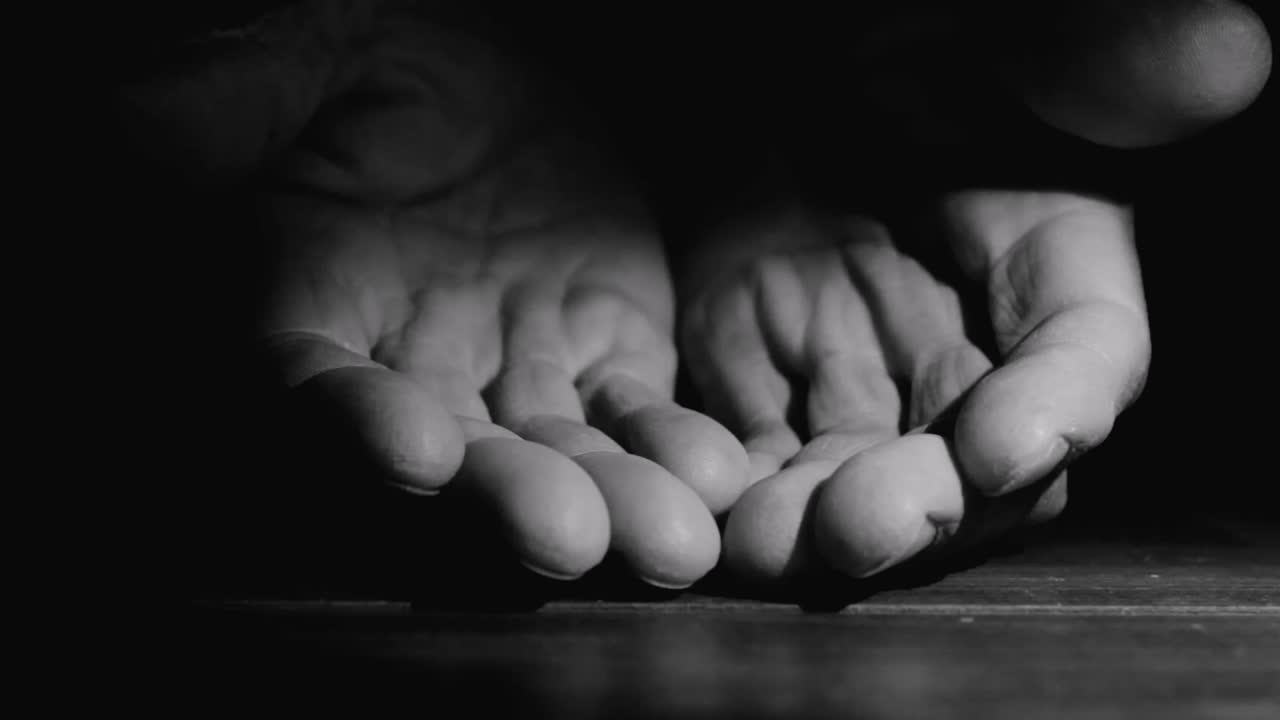 손을 고 하나님께 기도하는 사람 카리브 해의 사람이 기도하는 스 비디오