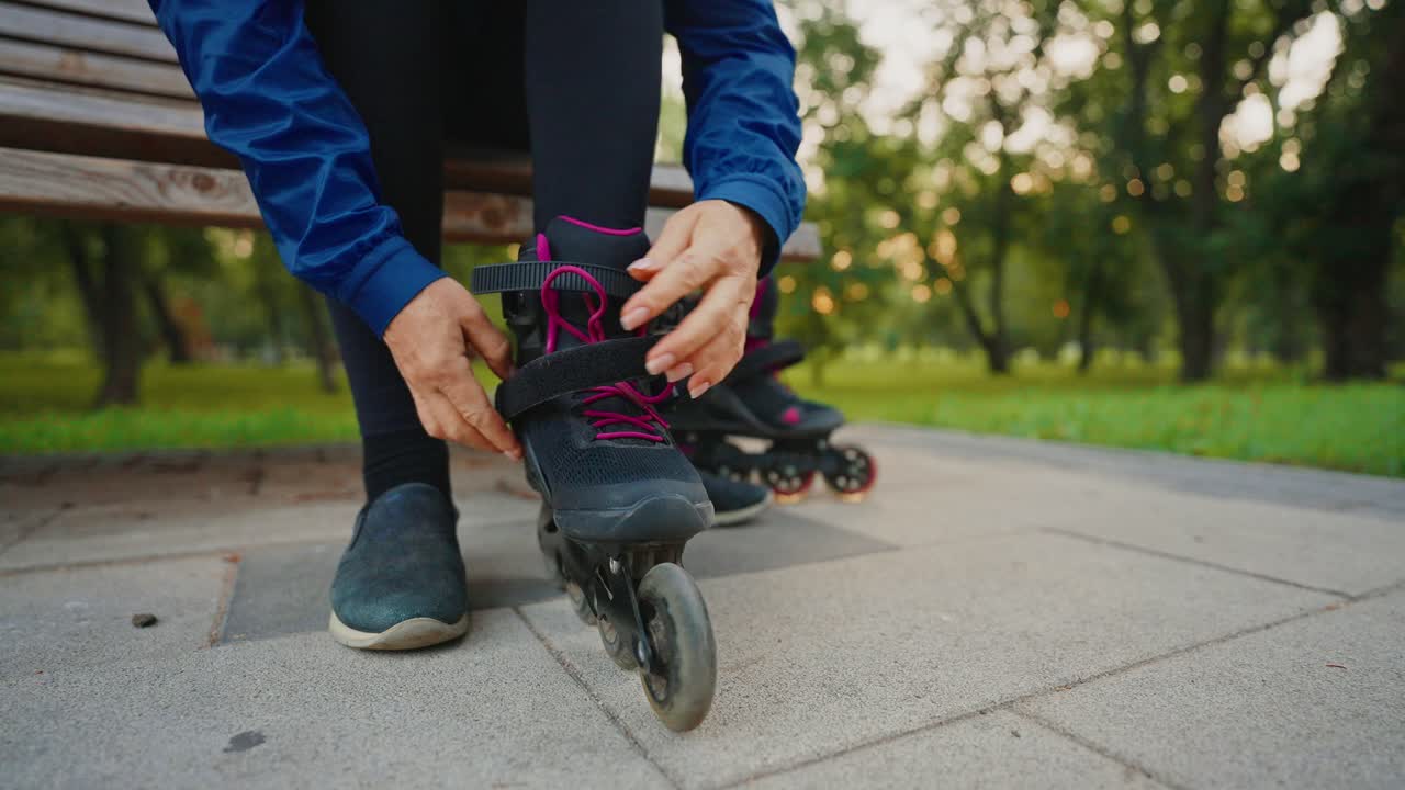 Persona che indossa i pattini a rotelle in un parco