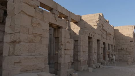 turistas visitando las ruinas del templo de luxor en egipto
