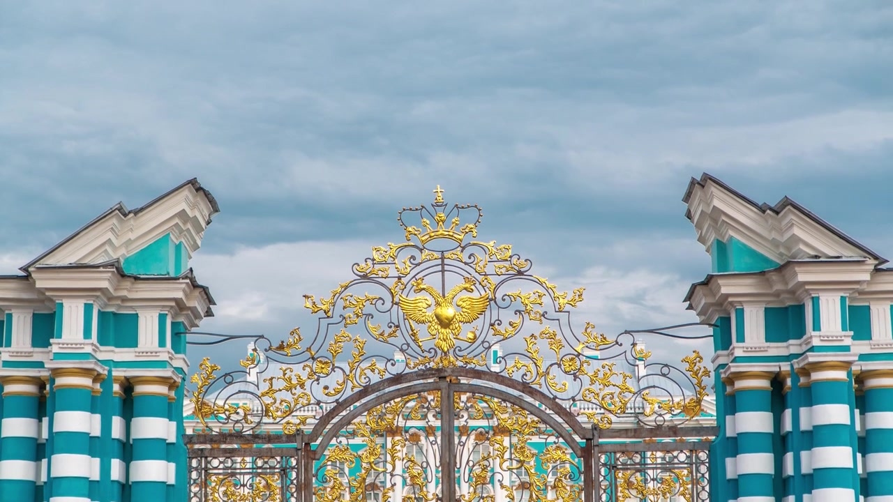 Timelapse do Portão Dourado: Um destaque de Pushkin (Tsarskoye Selo), uma das propriedades Imperiais de São Petersburgo. Nuvens adornam o céu russo.