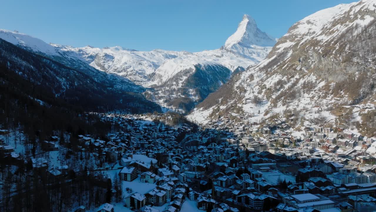 아침 에 제르마트 계곡 과 매터호른 봉우리 의 공중 풍경